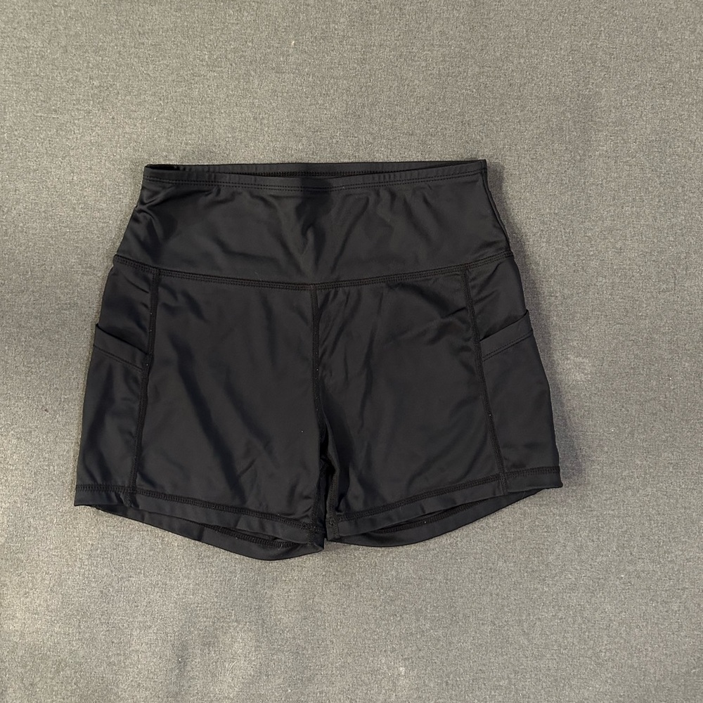 Small black workout shorts with side pockets #fitness #activewear